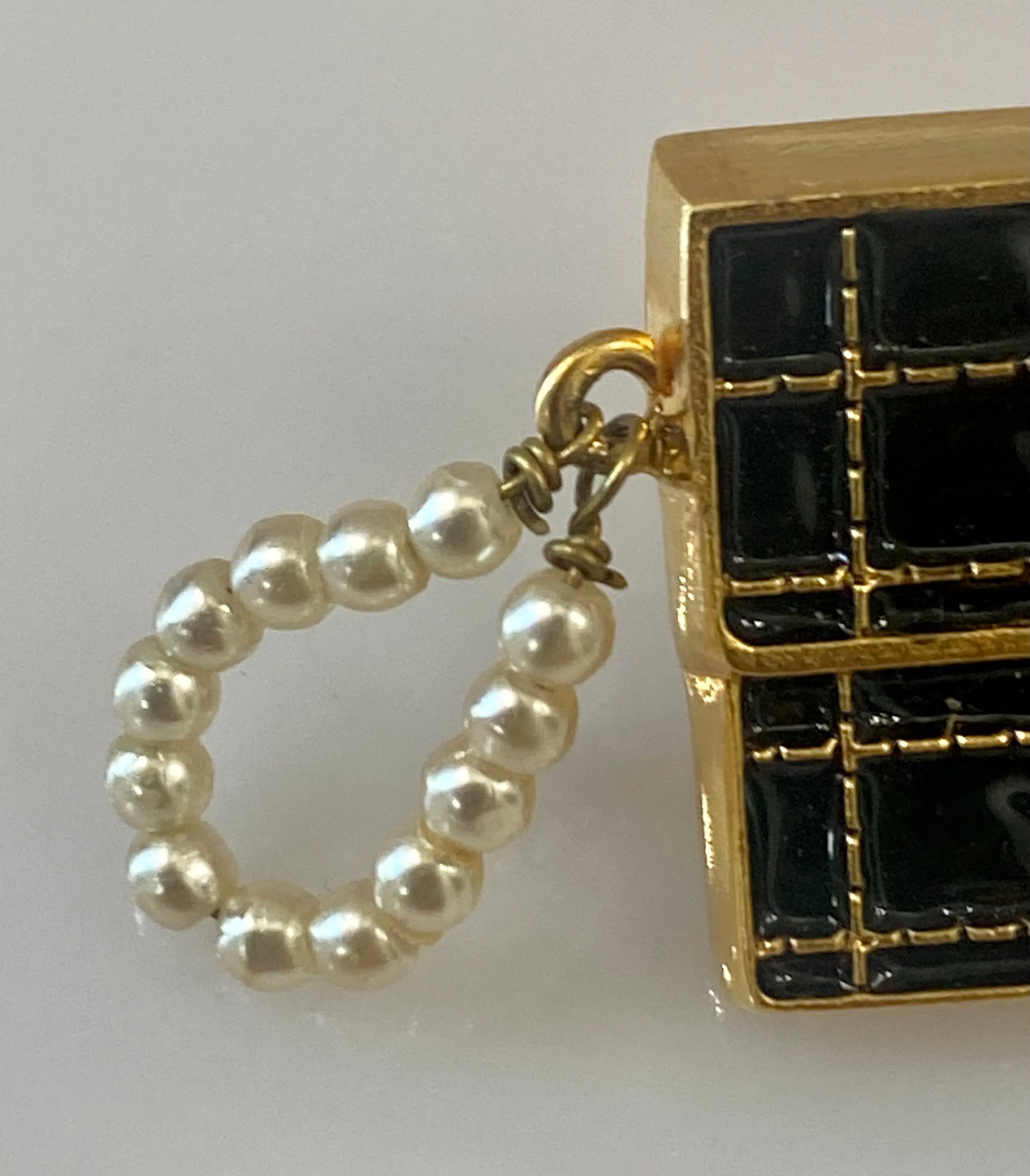 CHANEL RUNWAY FAUX PEARL PURSE PIN BROOCH